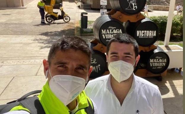 Pablo Gonzalo y el ingeniero Alejandro del Pozo, la semana pasada ordenando la nueva terraza de El Pimpi. /SUR