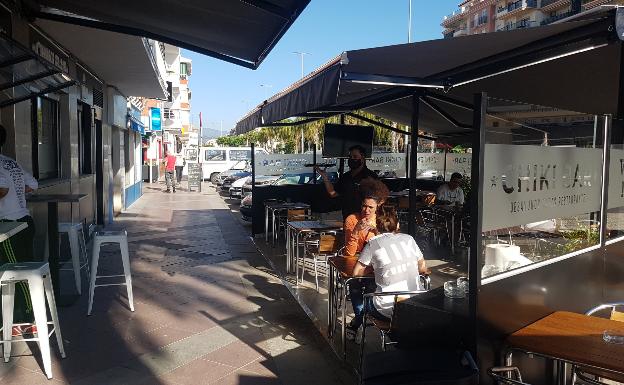 Terraza de Chiki Bar, en Algarrobo Costa, este lunes. /A. PELÁEZ