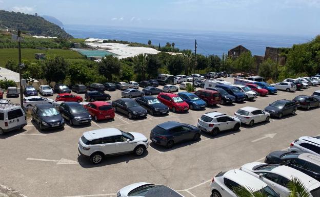 La playa de Maro, en Nerja, es una de las que llegó al máximo de ocupación. /Eugenio Cabezas