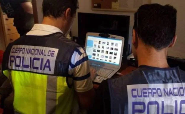 Imagen de archivo en la que agentes de la Policía Nacional revisan un ordenador. / SUR