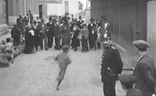 Fotograma de 'Un paseo por Málaga 1914', con las primeras imágenes en movimiento de un guardia municipal./SUR