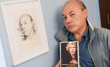 Alfredo Taján posa con su nuevo libro y el retrato que le hizo José María Prieto. félix palacios/
