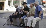 Pensionistas sentados en un banco./Óscar Chamorro