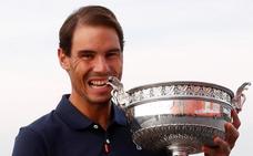 Rafa Nadal, este lunes, con la Copa de los Mosqueteros./Reuters