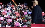 El presidente de EE UU, Donald Trump, saluda a los asistentes al mitin que celebró el martes en el aeropuerto de Pensilvania./AFP