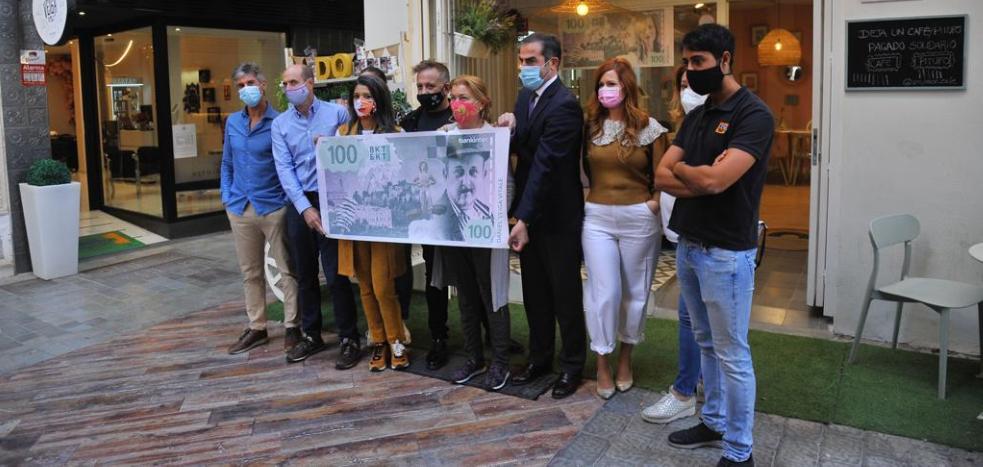 Los comercios del Centro de Málaga valen oro: se llenan de billetes de 100 euros personalizados 1 Los comercios del Centro de Málaga valen oro: se llenan de billetes de 100 euros personalizados 1