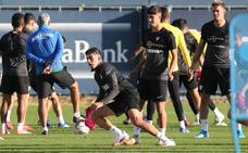 Cristo, defensa del Málaga, durante el entrenamiento del equipo en el Anexo de La Rosaleda./SALVADOR SALAS