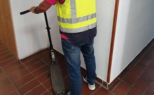Detienen a un camello que distribuía droga en patinete