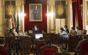 El Salón de Plenos volvió a acoger una reunión presencial. a. j. guerrero/