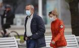 Un hombre y una mujer pasean con mascarilla./DAMIÁN ARIENZA