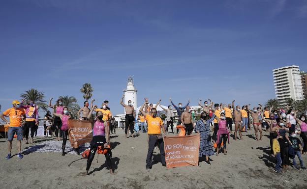 Participantes en el reto #MedulaSwimming en la playa de la Malagueta. /MIGUE FERNÁNDEZ