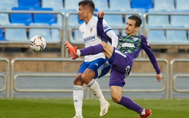 La nueva asignatura pendiente para el Málaga 2 El lateral izquierdo malaguista Matos trata de anticiparse a Narváez. /AGENCIA LOF