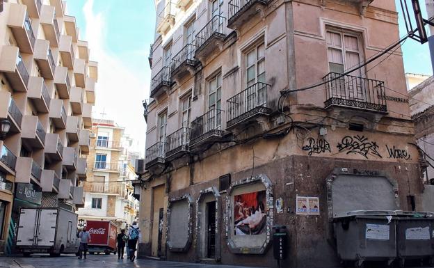 Un edificio abandonado de la calle Comedias albergará ocho nuevos apartamentos turísticos en Málaga 2 Aspecto que presenta el inmueble, que cuenta con protección arquitetónica. /Francisco hinojosa