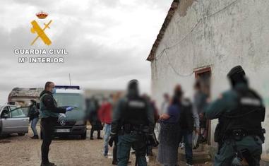 Monento de la detención de varios integrantes de la red./Guradia Civil