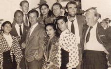 Sean Connery (segundo derecha), junto a artistas flamencos y miembros del equipo de la película 'La frontera del terror', en el rodaje en Málaga en 1957./SUR