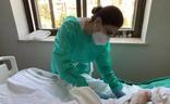 La enfermera Begoña Martín atiende a una paciente ingresada en hospitalización./Sur