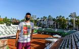 Carlos Alcaraz, con la pista Manolo Santana (la central del Club de Tenis Puente Romano) al fondo. AnyTech365 Marbella Tennis Open/