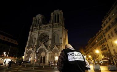 Agentes de policía, junto a la Basílica de Notre Dame de Niza./Efe