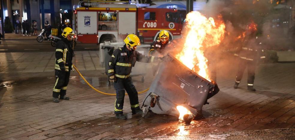 Una nueva protesta en Málaga contra el toque de queda deja contenedores quemados 2 Una nueva protesta en Málaga contra el toque de queda deja contenedores quemados 2