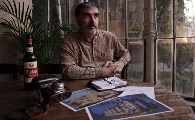 El director José Antonio Hergueta, durante el rodaje de 'Paraíso en llamas' en un caserón del Limonar./MIGUE FERNÁNDEZ
