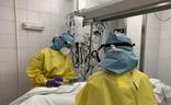 Imagen de archivo de unos sanitarios acompañando a un enfermo de Covid./SUR