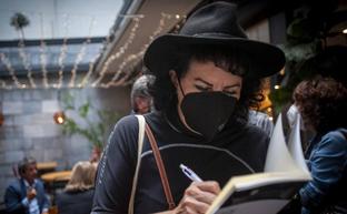 La poeta Aurora Luque, firmando un ejemplar, ayer, antes de la presentación de 'Gavieras'./Francis silva