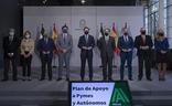 Juanma Moreno, Javier González de Lara, Lorenzo Amor y Javier Sánchez Rojas, junto a Juan Marín, Elías Bendodo y varios consejeros de la Junta de Andalucía, tras la firma./E. P.