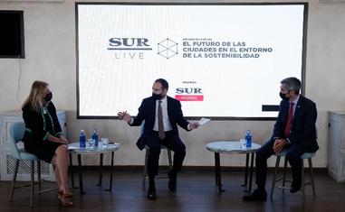La alcaldesa de Marbella y el de Benalmádena en el debate moderado por el director de SUR./ñito salas
