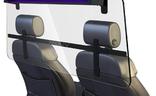 La luz instalada en la mampara desinfecta el coche entre un cliente  otro/
