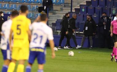 Pellicer, tras ser expulsado en el partido contra la Ponferradina, enfoca el túnel de vestuarios junto con el delegado del Málaga, Josemi./Agencia LOF