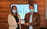 La edil de Hacienda y el alcalde, con el presupuesto en un 'pen-drive'./SUR