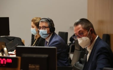 Salado y Maldonado durante la sesión plenaria./SALVADOR SALAS