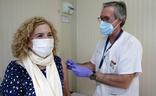 Una mujer es vacunada en un centro de salud de Málaga./ÑITO SALAS