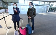 Un matrimonio belga (Elisabeth y Christoph) han sido los primeros pasajeros en llegar a Málaga con una PCR negativa/Salvador salas