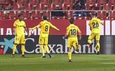 Escassi, de cara, celebra con rabia su primer gol como malaguista mientras sus compañeros van a festejar con él./LOF