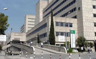 La madre del pequeño acudió ayer tarde a urgencias del Materno con el pequeño./sur