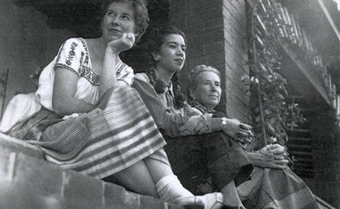 Isabel Oyarzábal, con su hija Marisa y su nuera Graciela, en su exilio mexicano./