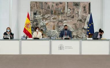 Sánchez, flanqueado por los cuatro vicepresidentes, preside la reunión del Consejo de Ministros de este martes./EFE