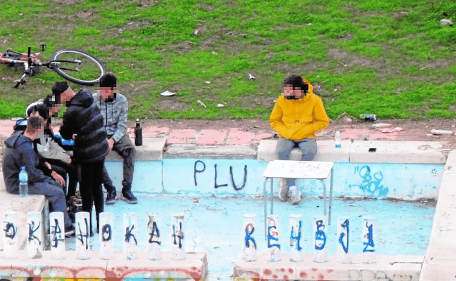 Vista de una reunión de jóvenes en la piscina abandonada./SUR