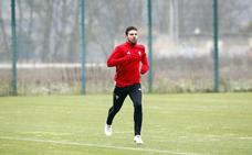 Alexander González, durante un entrenamiento con el Mirandés hace justo un año./Avelino Gomez