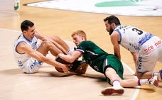 Alberto Díaz, ahora lesionado, pelea por un balón en el encuentro ante el Gipuzkoa./ACB FOTOS