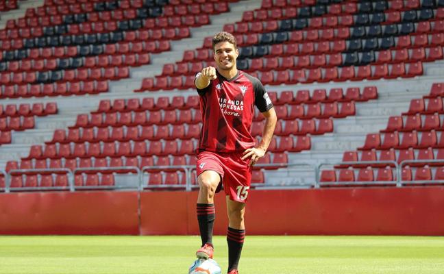 Alexander González, durante su etapa en el Mirandés la pasada temporada./PAULA GONZÁLEZ