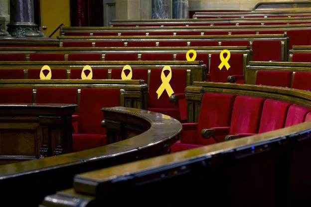 Aspecto del hemiciclo del Parlament, donde aún se mantienen los lazos amarillos en homenaje a los condenados por el 'procés'. q. garcía / efe/