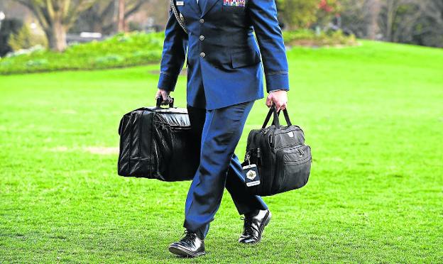 Un militar lleva en la mano derecha el llamado balón nucleardel presidente, que contiene las llaves y los códigos del arsenal de EE UU. afp/