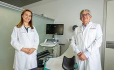 Dres. Pérez y Fernández en la consulta de ginecología./HLA