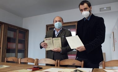 Alfredo Taján y Carlos Pranger muestran parte del legado depositado por el segundo en la Casa Gerald Brenan./Francisco Hinojosa