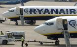 Aviones de Ryanair esperan en el aeropuerto./SUR