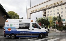 Una ambulancia entra en el recinto del Hospital Regional./ÑITO SALAS