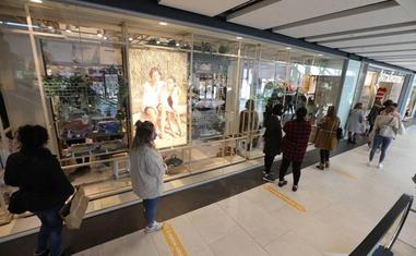 El horario comercial también cambia en aquellas zonas en nivel 2./Salvador Salas. Archivo