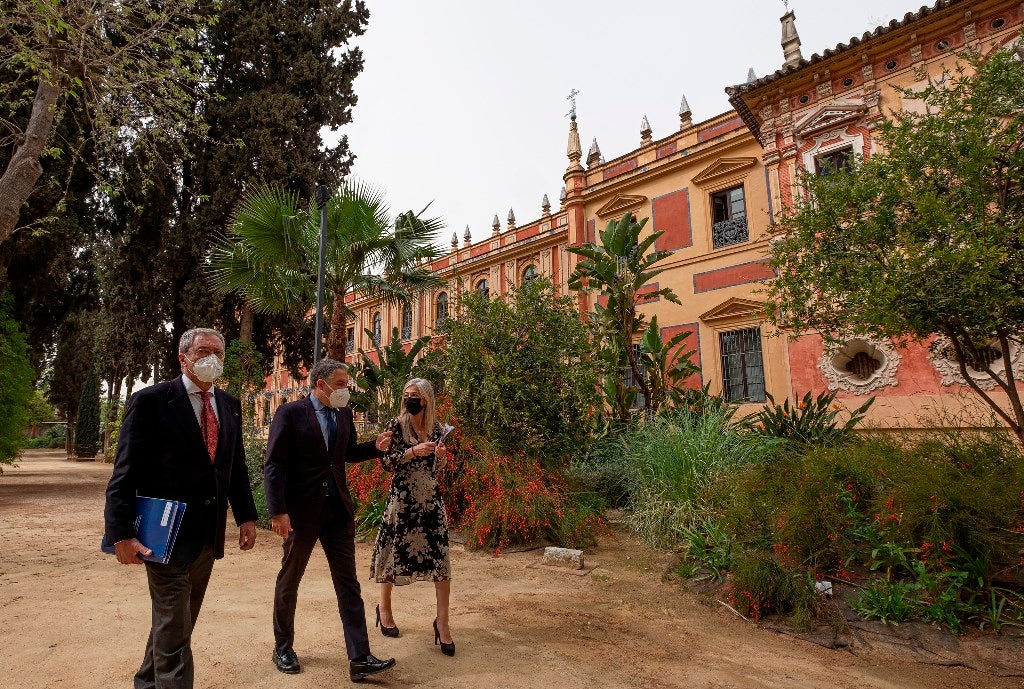 La Junta de Andalucía activa sus ayudas a las pymes criticando al Gobierno por la distribución de los fondos de Covid 2 Los concejales Rogelio Velasco, Elías Bendodo y Patricia del Pozo en los jardines del Palacio de San Telmo tras la Junta de Gobierno ayer / Sur